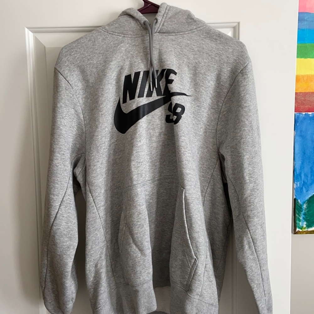 Nike SB Men’s heather grey hoodie.  Size medium.